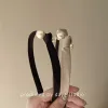 The small chanel-style pearl hair band is gentle, simple, and features a narrow satin finish. It is a versatile hair accessory for washing your face, applying makeup, and going out in summer Specification image